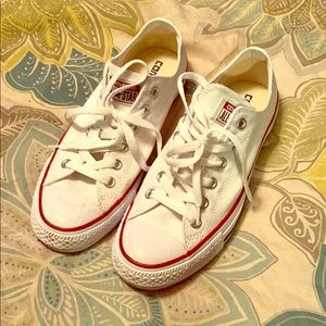 Women’s white converse. Excellent condition.